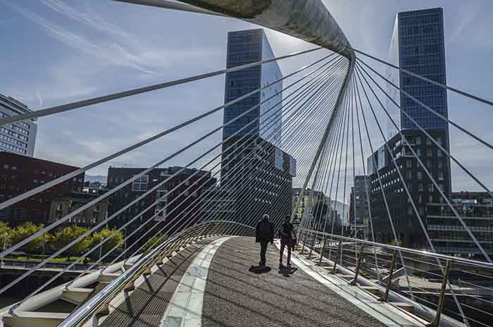 Vizcaya - Bilbao - puente Zubizuri y torres Isozaki Atea 2.jpg